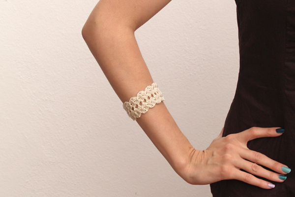 beige crochet bracelet / brazalete beis de ganchillo