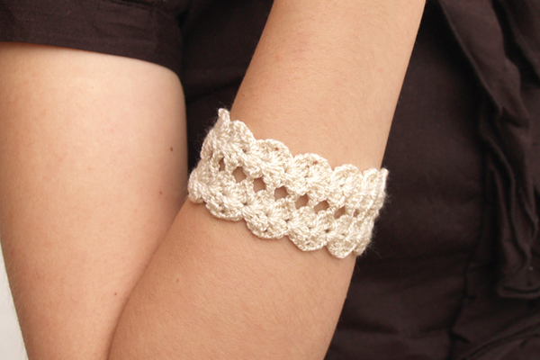 beige crochet bracelet / brazalete beis de ganchillo