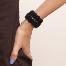 black crochet bracelet / brazalete negro de ganchillo