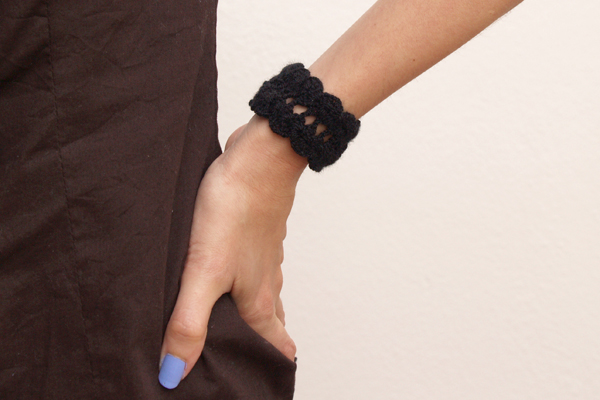 black crochet bracelet / brazalete negro de ganchillo