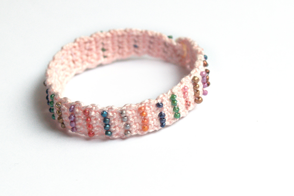 soft pink crochet bracelet / brazalete rosa de ganchillo