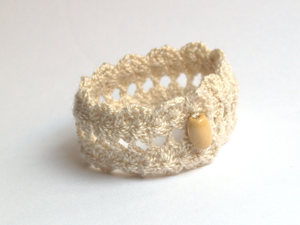 beige crochet bracelet / brazalete beis de ganchillo