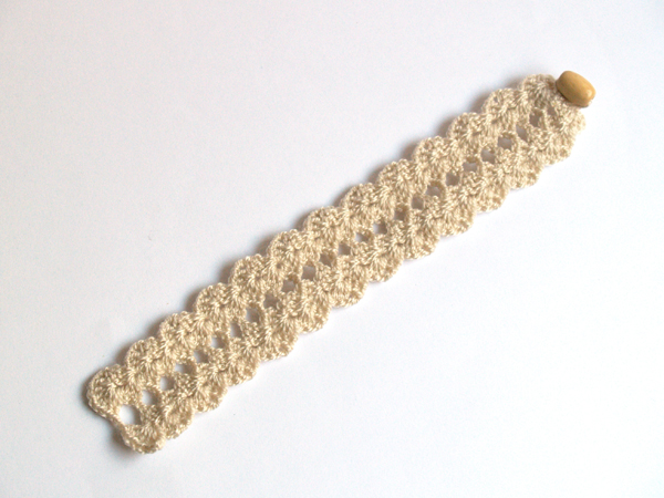 beige crochet bracelet / brazalete beis de ganchillo